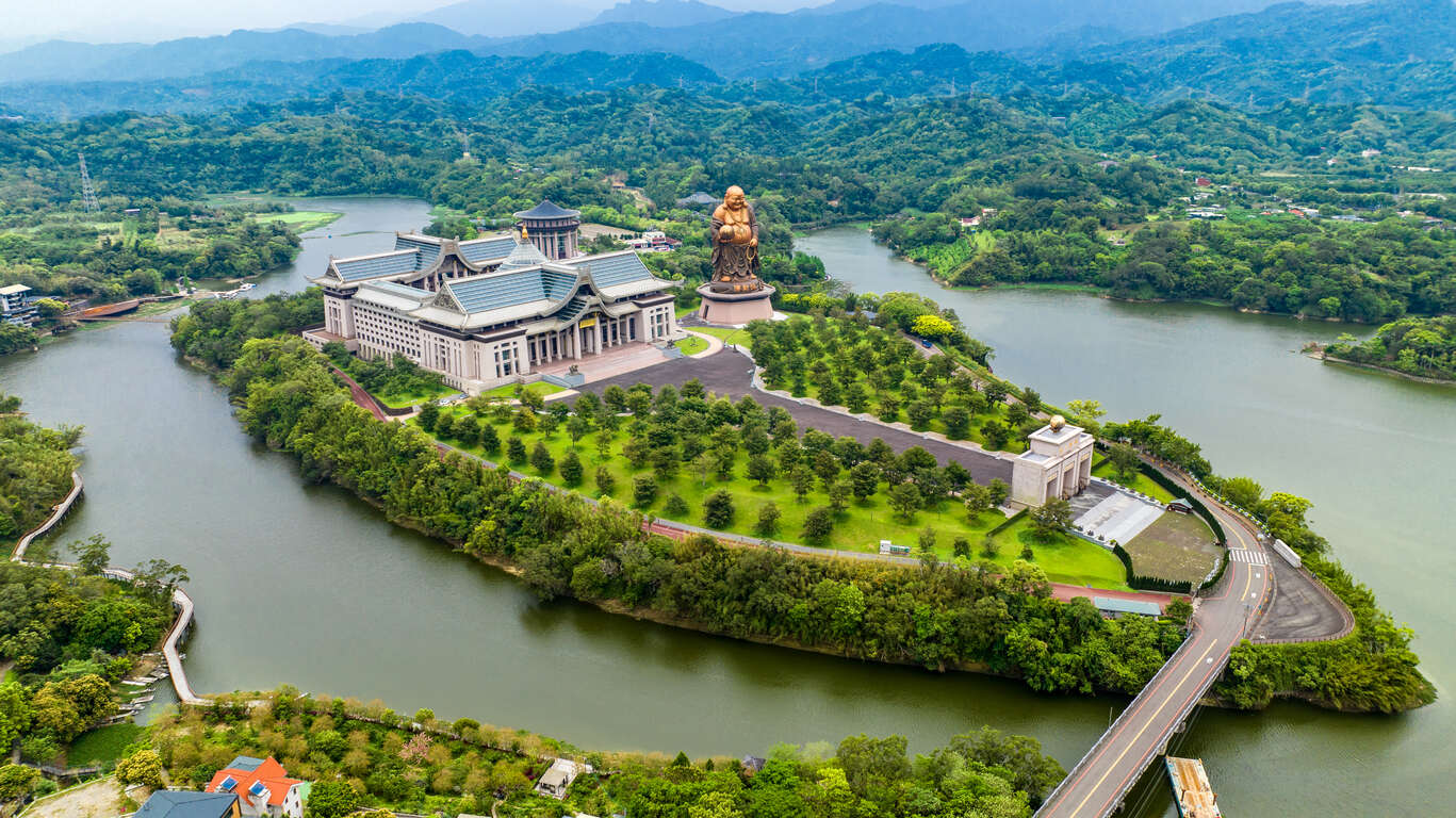 峨眉湖與彌勒大佛全景