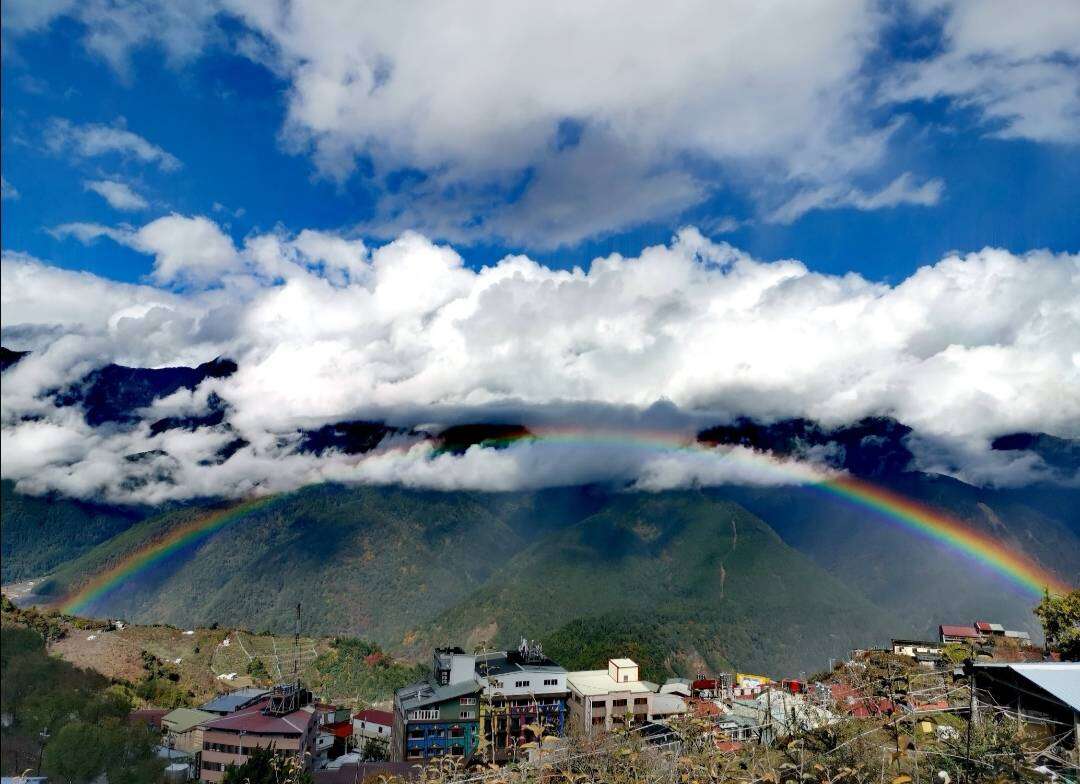 5.雲霧繚繞映彩虹，山城梨山展現永續之美