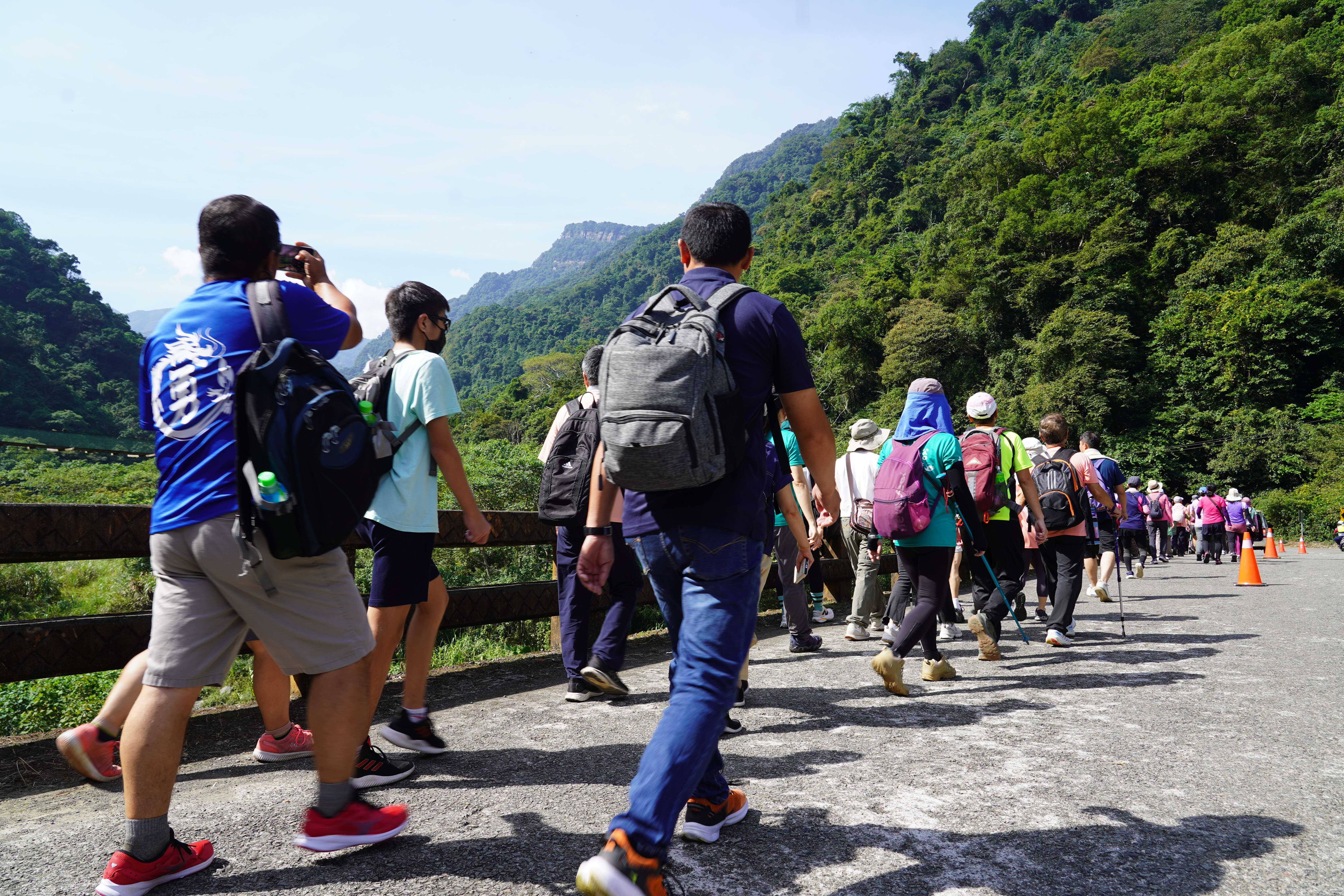 4.漫步山林，笑聲在林間迴盪，幸福就在當下