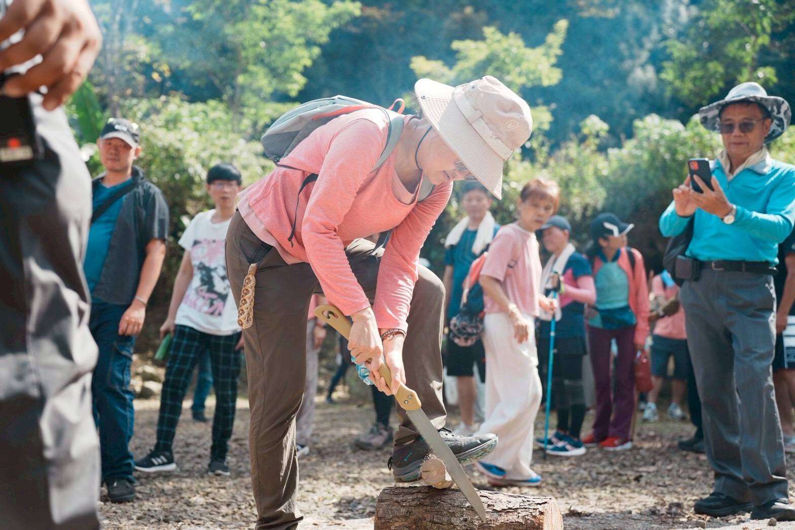 6.旅人們於折返點體驗原民鋸木