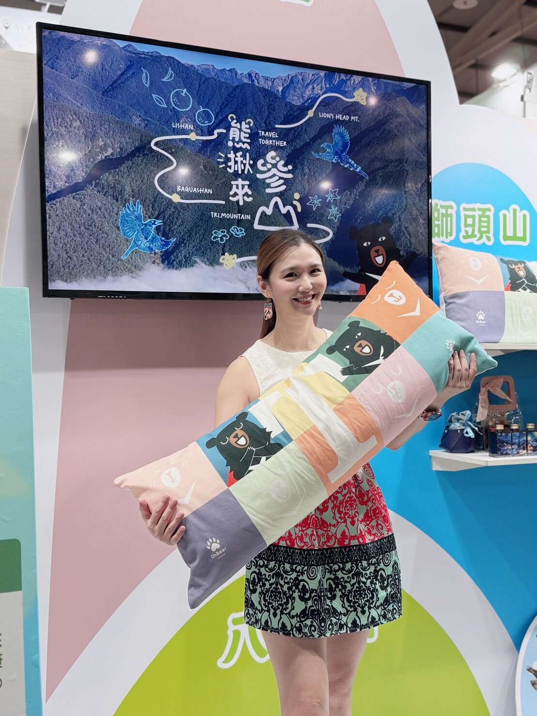 6.現場滿800元轉扭蛋，抽喔熊主題房限定長抱枕