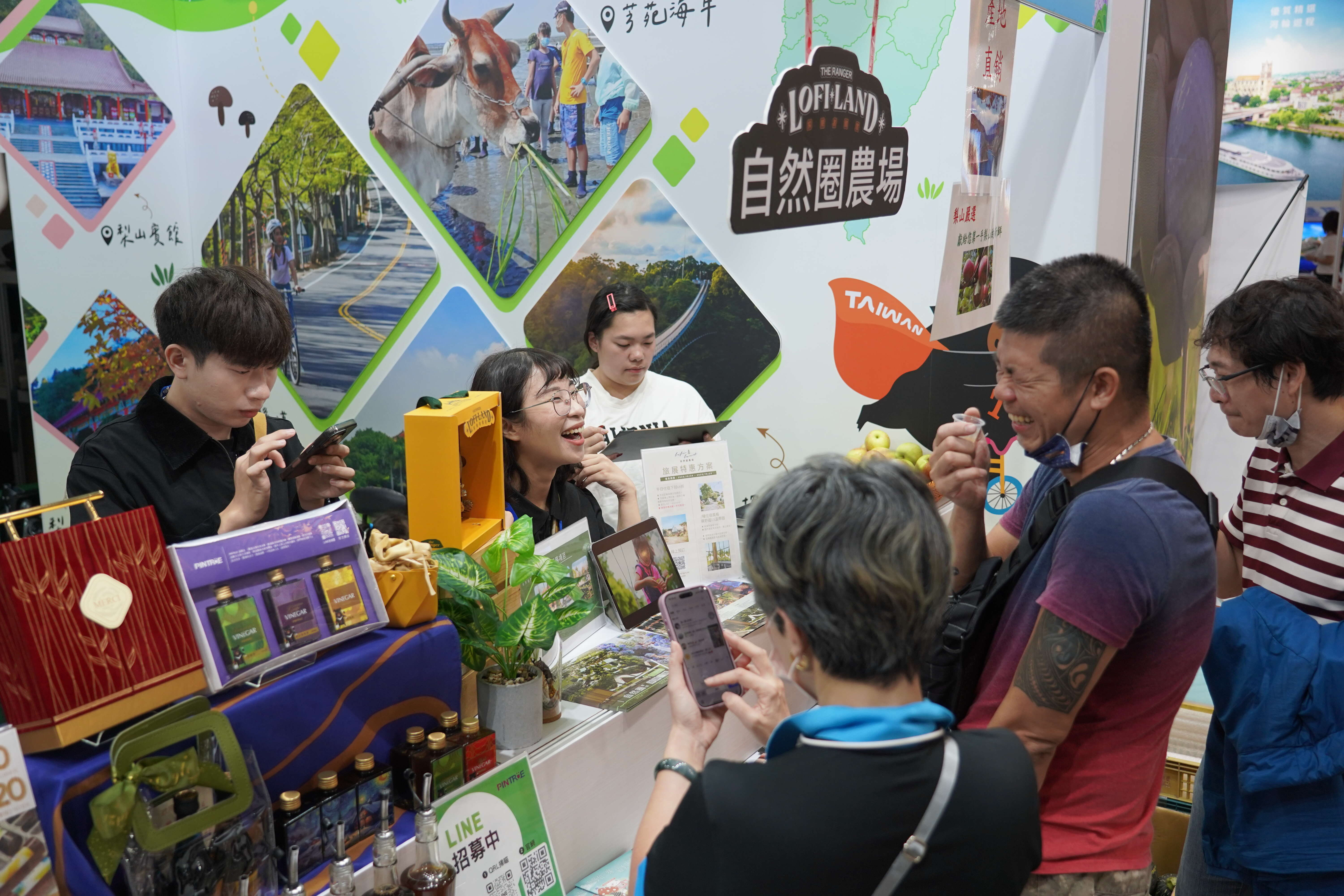 5.民眾熱情參與「滿額抽觀巴」活動現場歡笑不斷