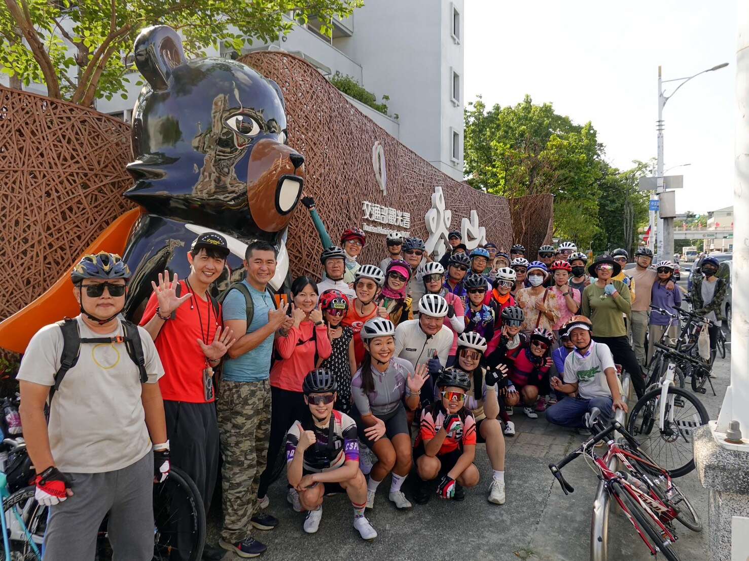 1.台韓網紅與車友於參山處門口開心合照，展現滿滿活力