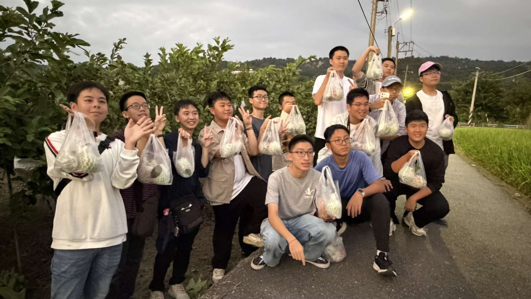 1.師生體驗採芭樂歡笑滿園