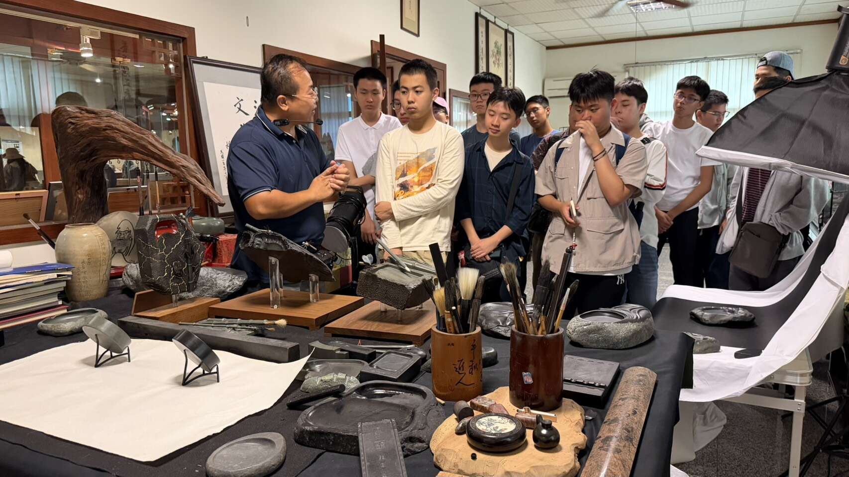 2.董坐老師講解濁水溪石硯工藝，新加坡師生專注聆聽