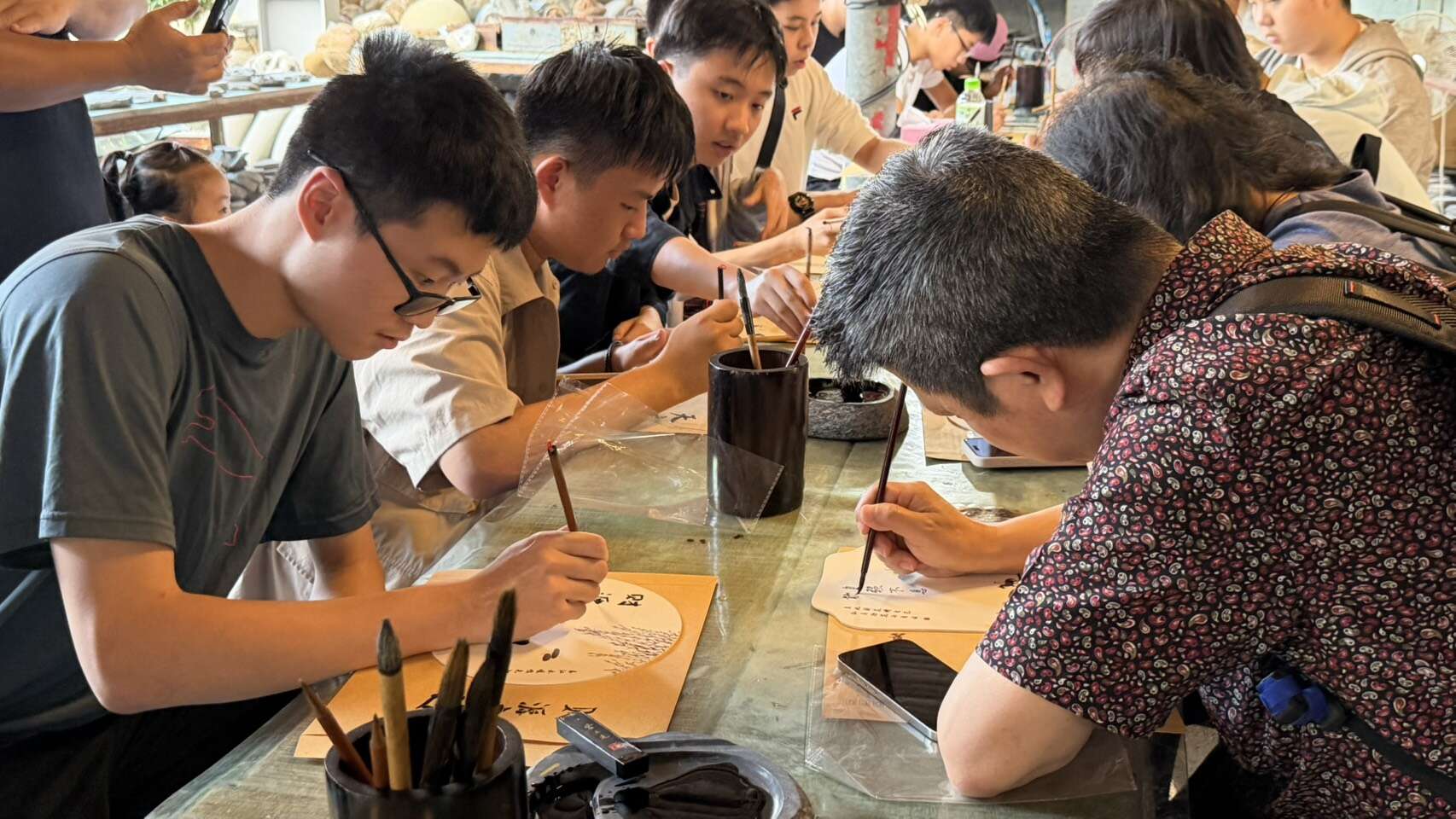 3.學生拿毛筆體驗書法文化