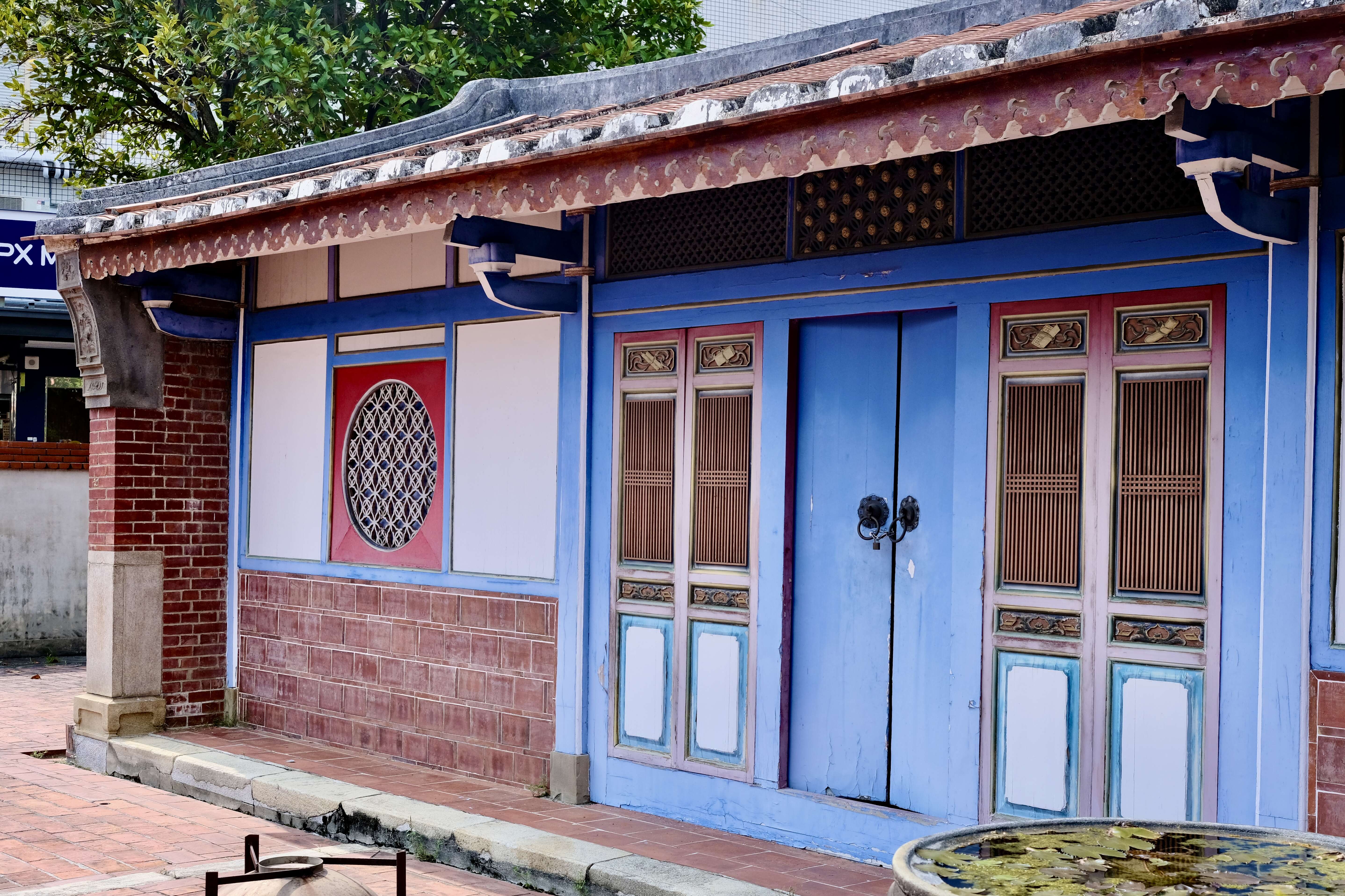 中部藍經風吹日曬不復以往，如今是後人模擬地樣貌