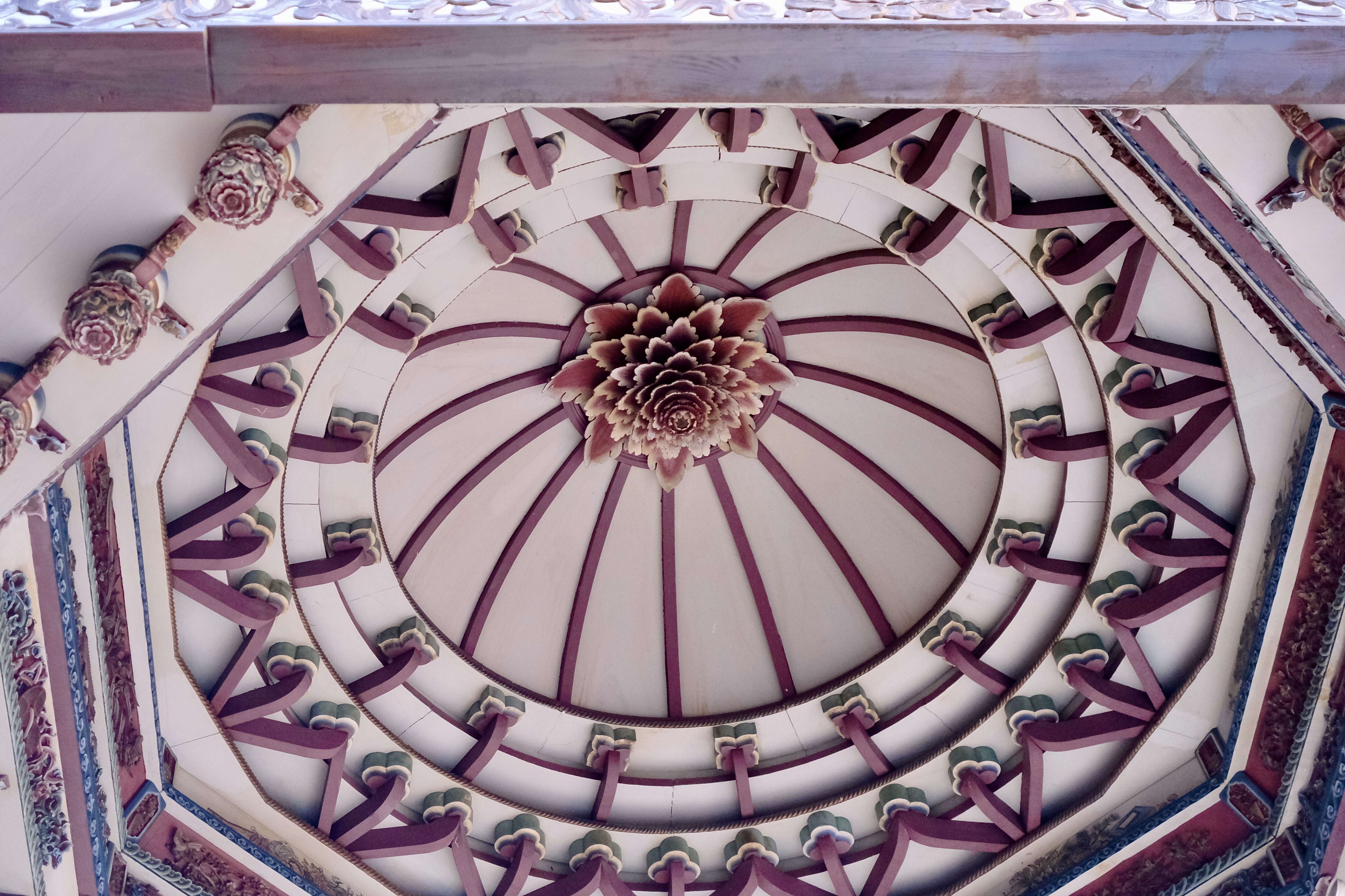 大花廳戲臺頂的牡丹雕飾