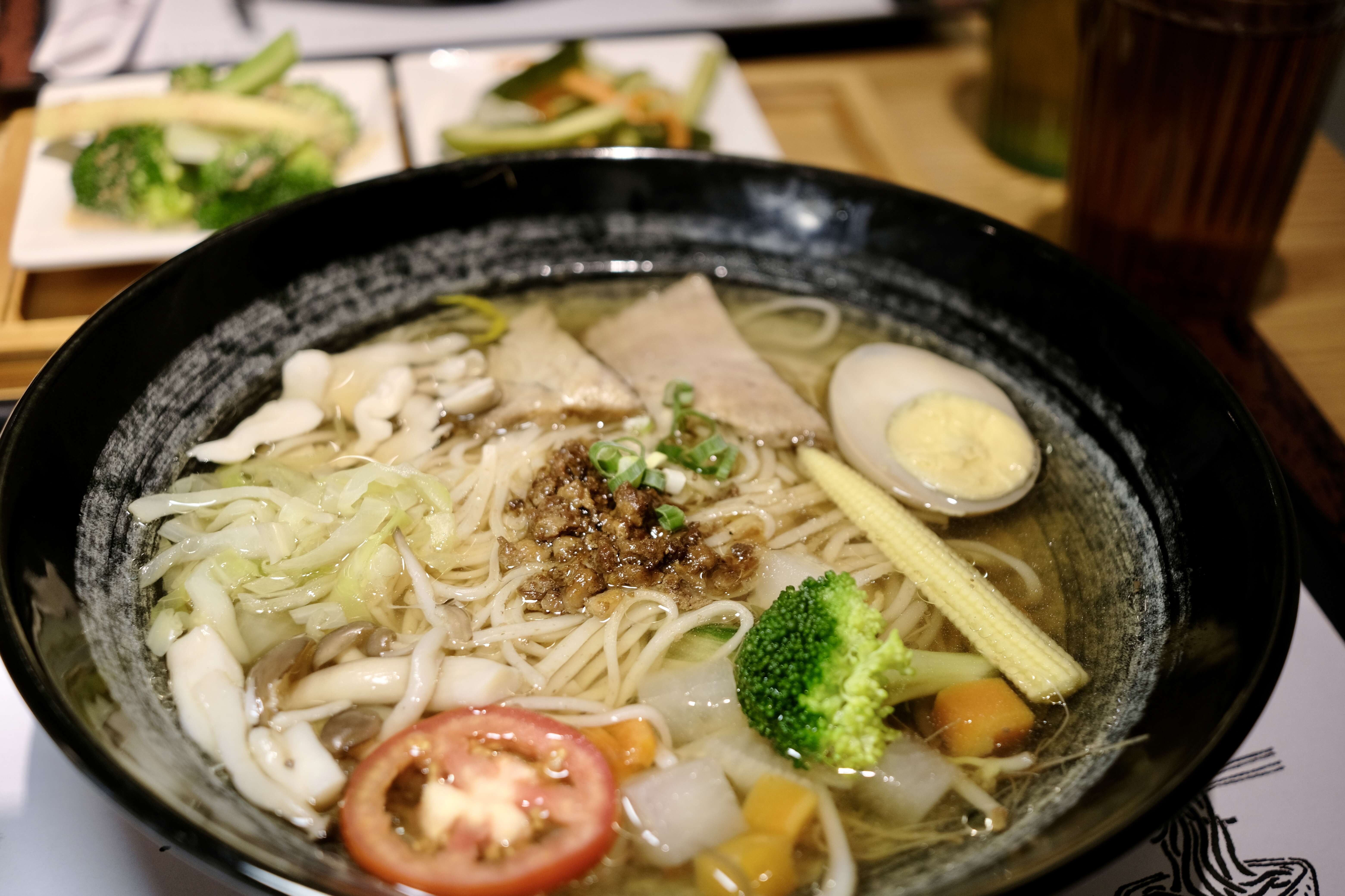 黑翅鳶麵食館的招牌叉燒湯麵