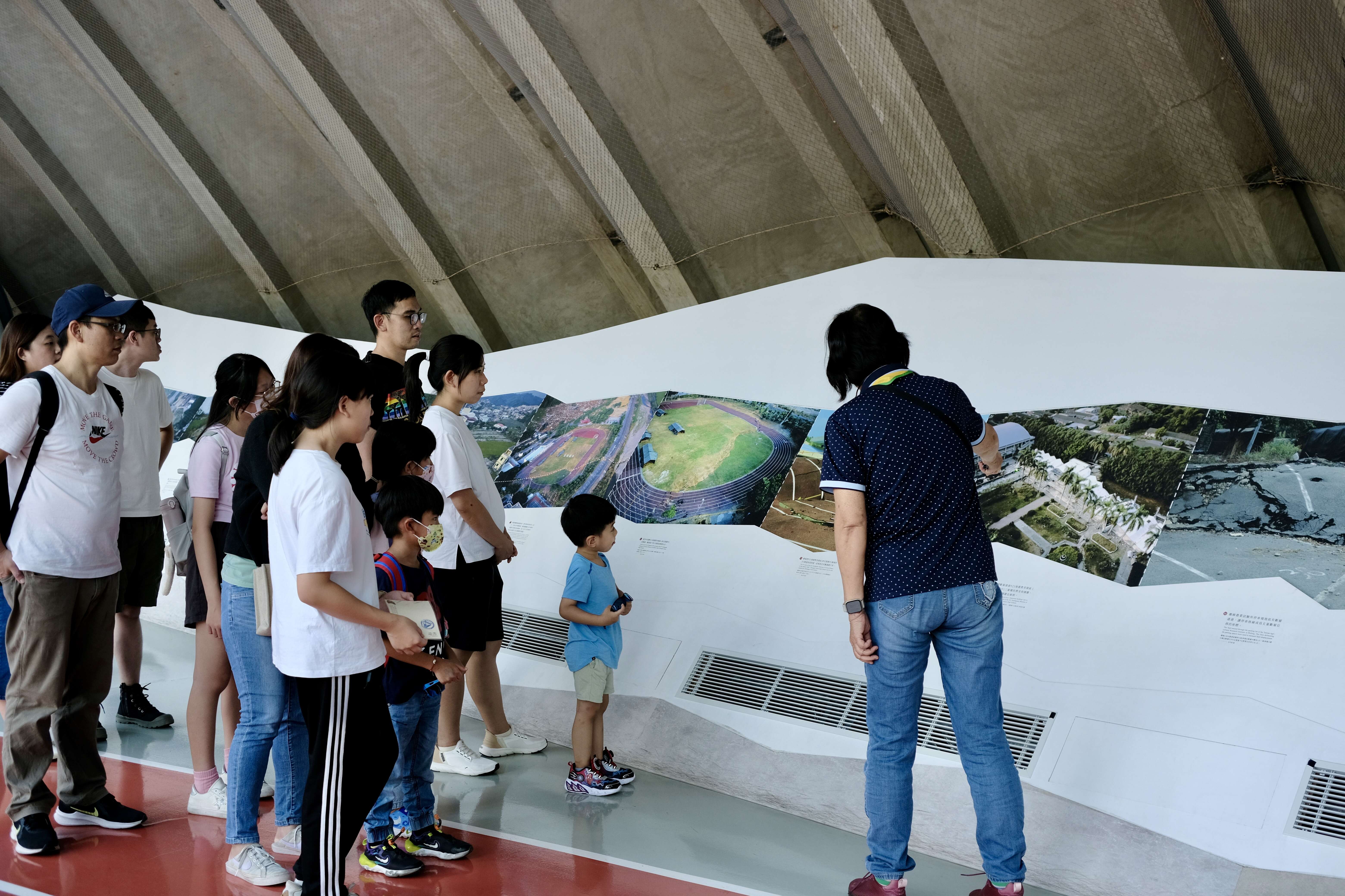 921地震園區內有導覽員進行解說