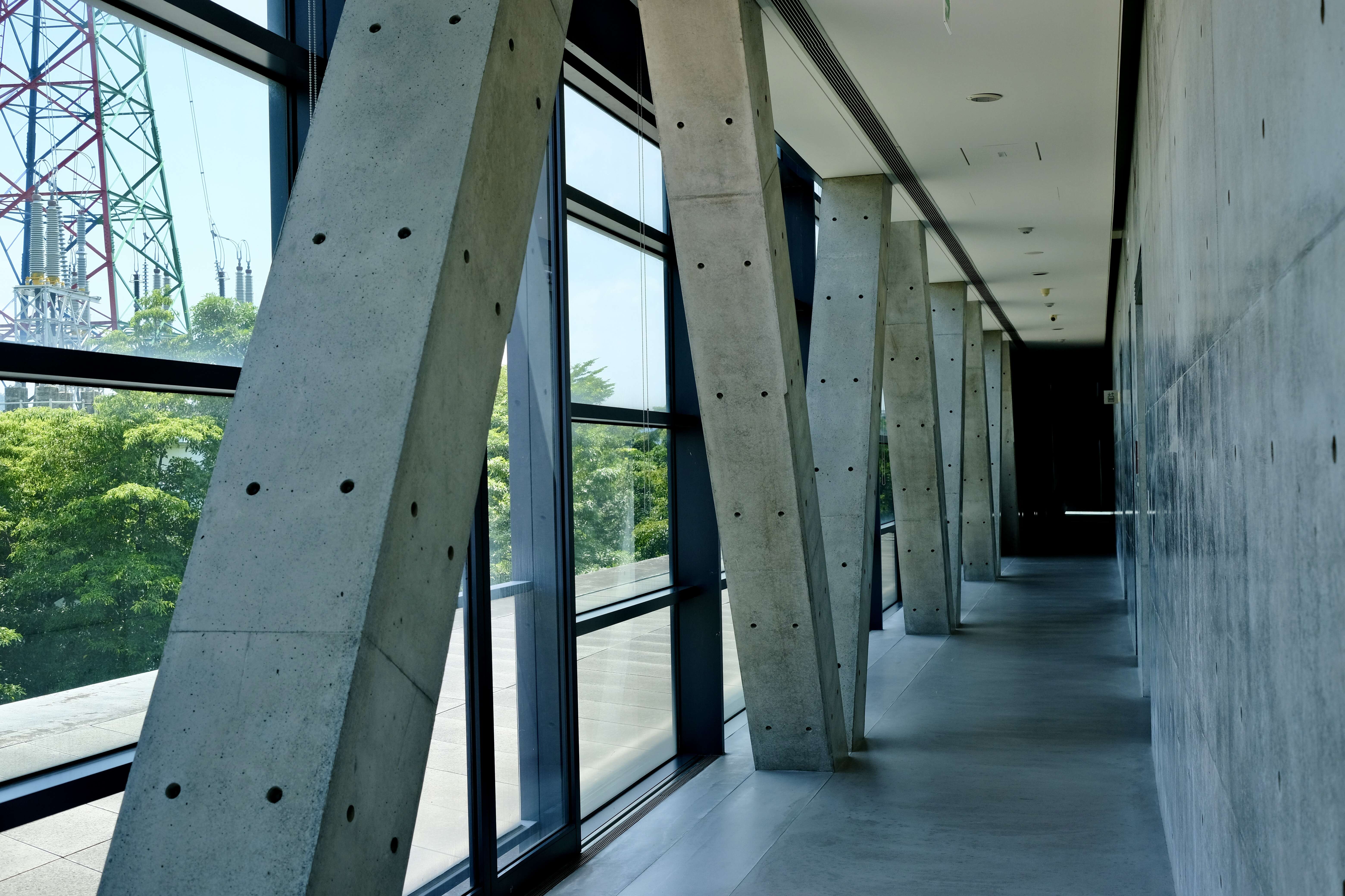 美術館由大量的三角形構成