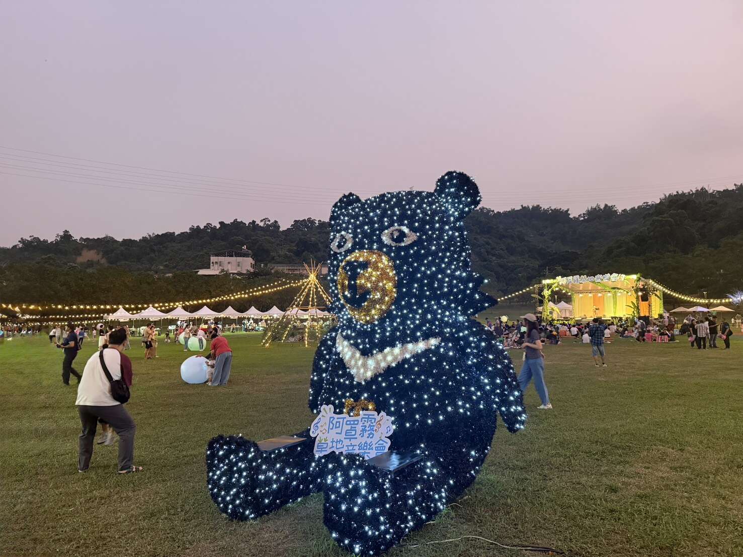 9.喔熊夜間裝置藝術供民眾拍照打卡