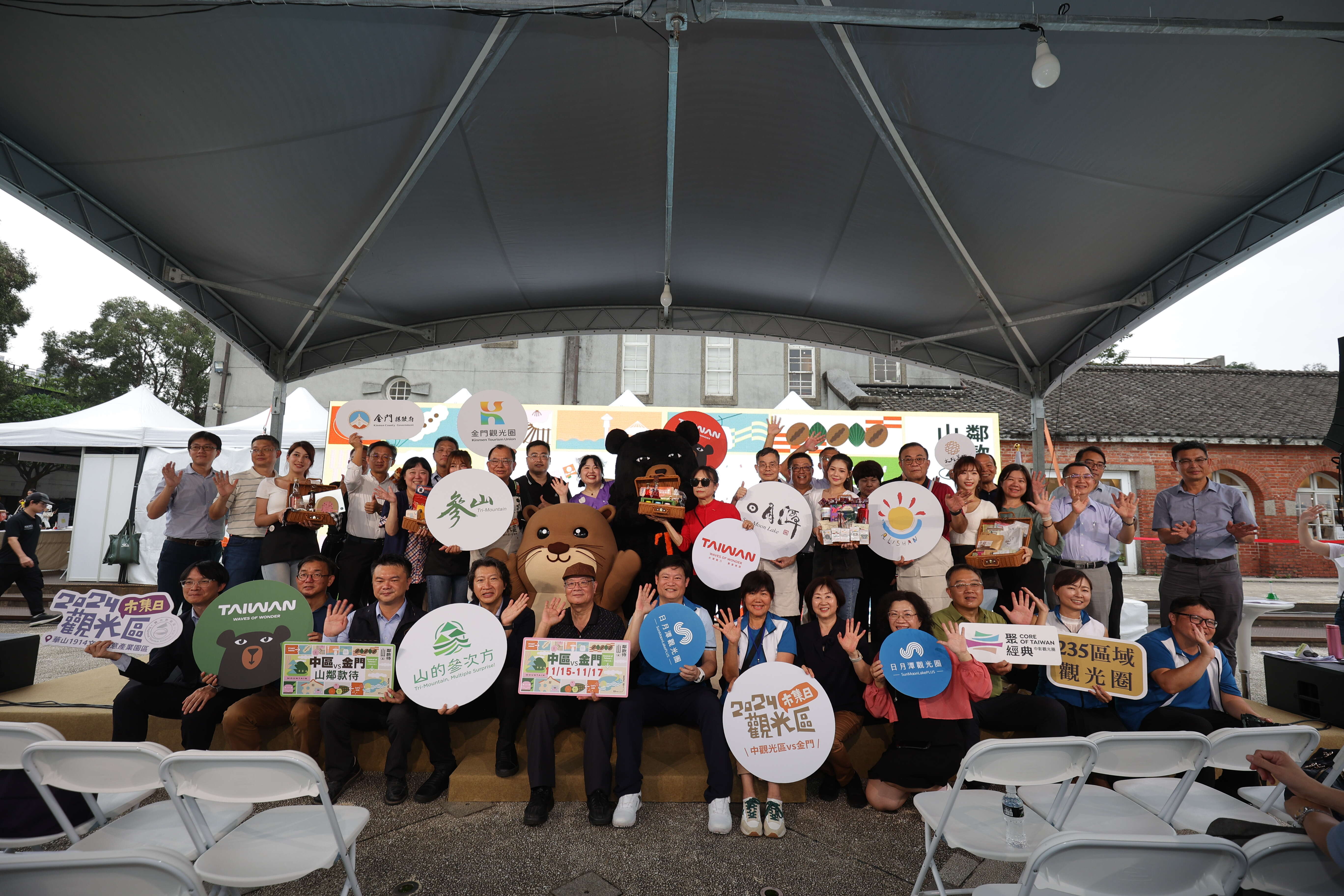 2.匯集中臺灣及金門地區共62家精選特色業者，現場安排免費DIY手作體驗、消費滿500元即送精美小禮等多項好康優惠