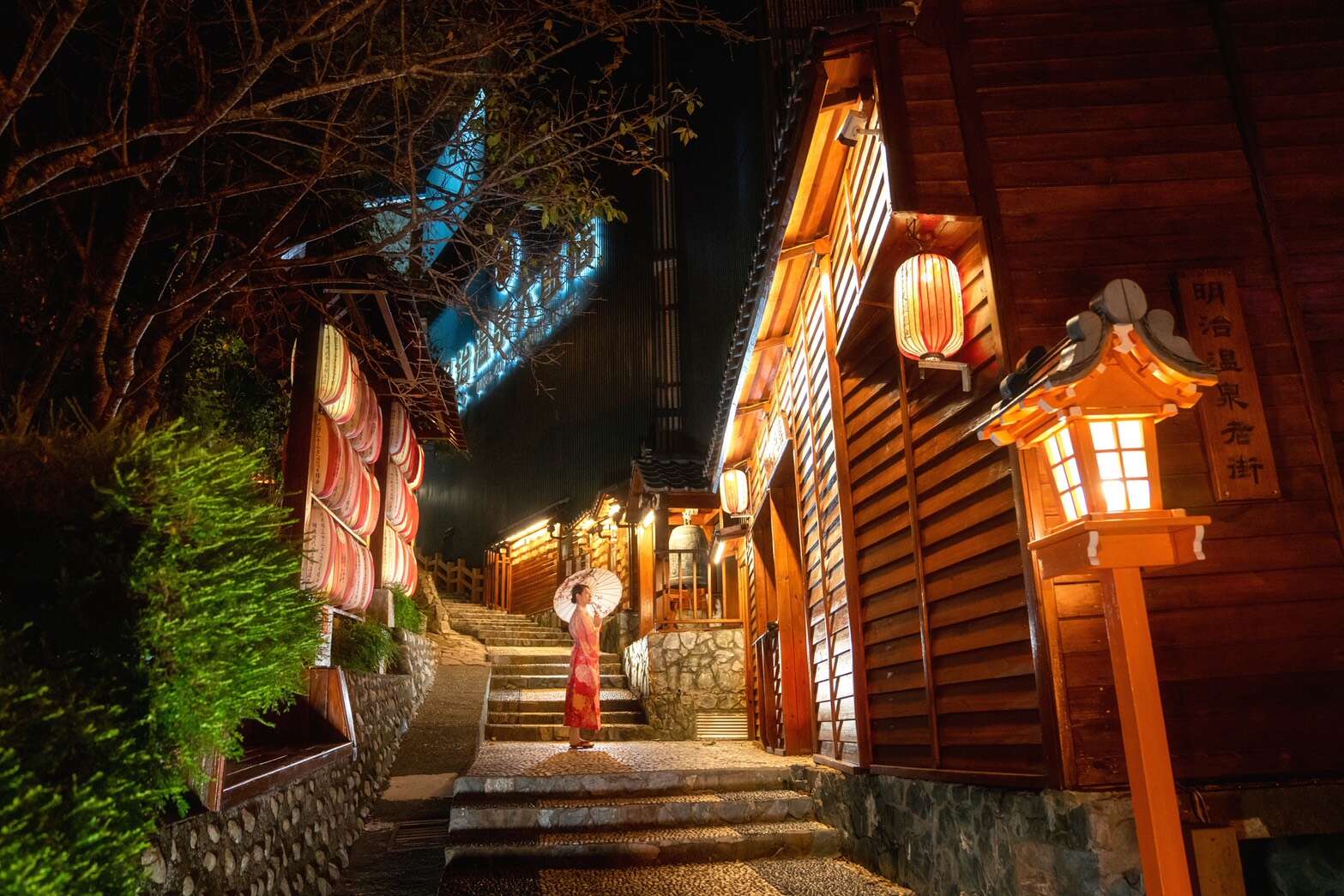 3.夜幕下的明治溫泉街，燈影倒映成最日系打卡景