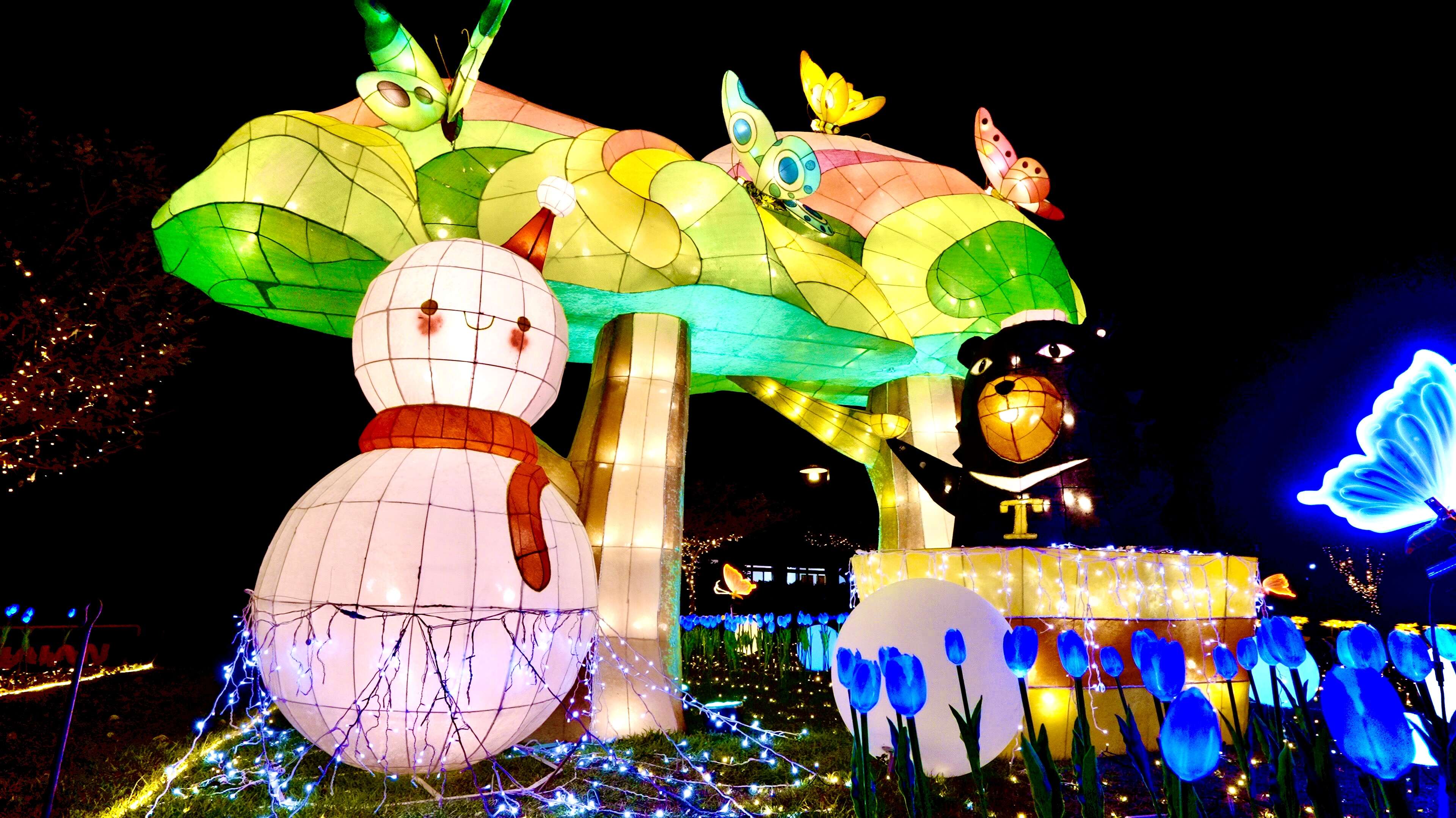 3.主燈「泡湯喔熊」亮相，萌度爆棚吸引遊客。