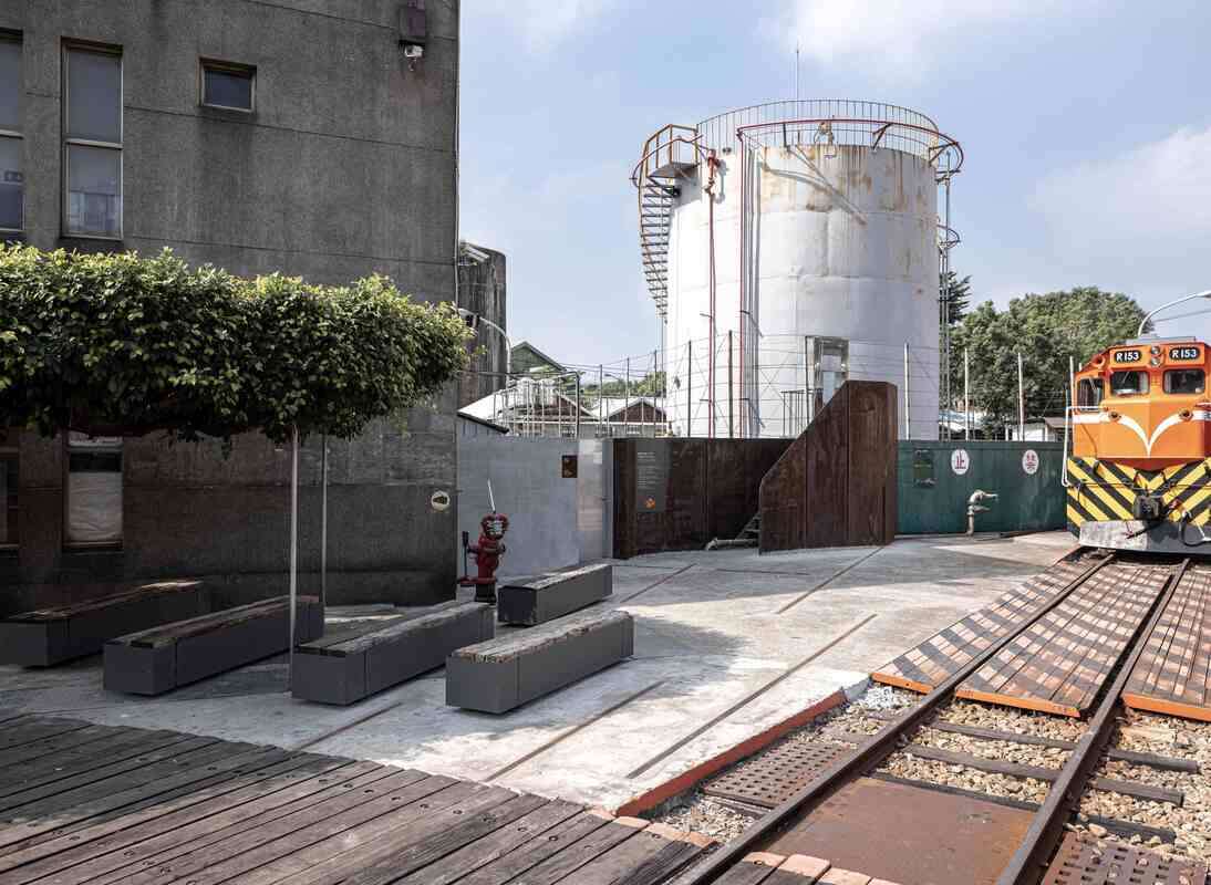 4.耐候鋼的現代俐落線條與老火車的厚重機械感形成強烈對比