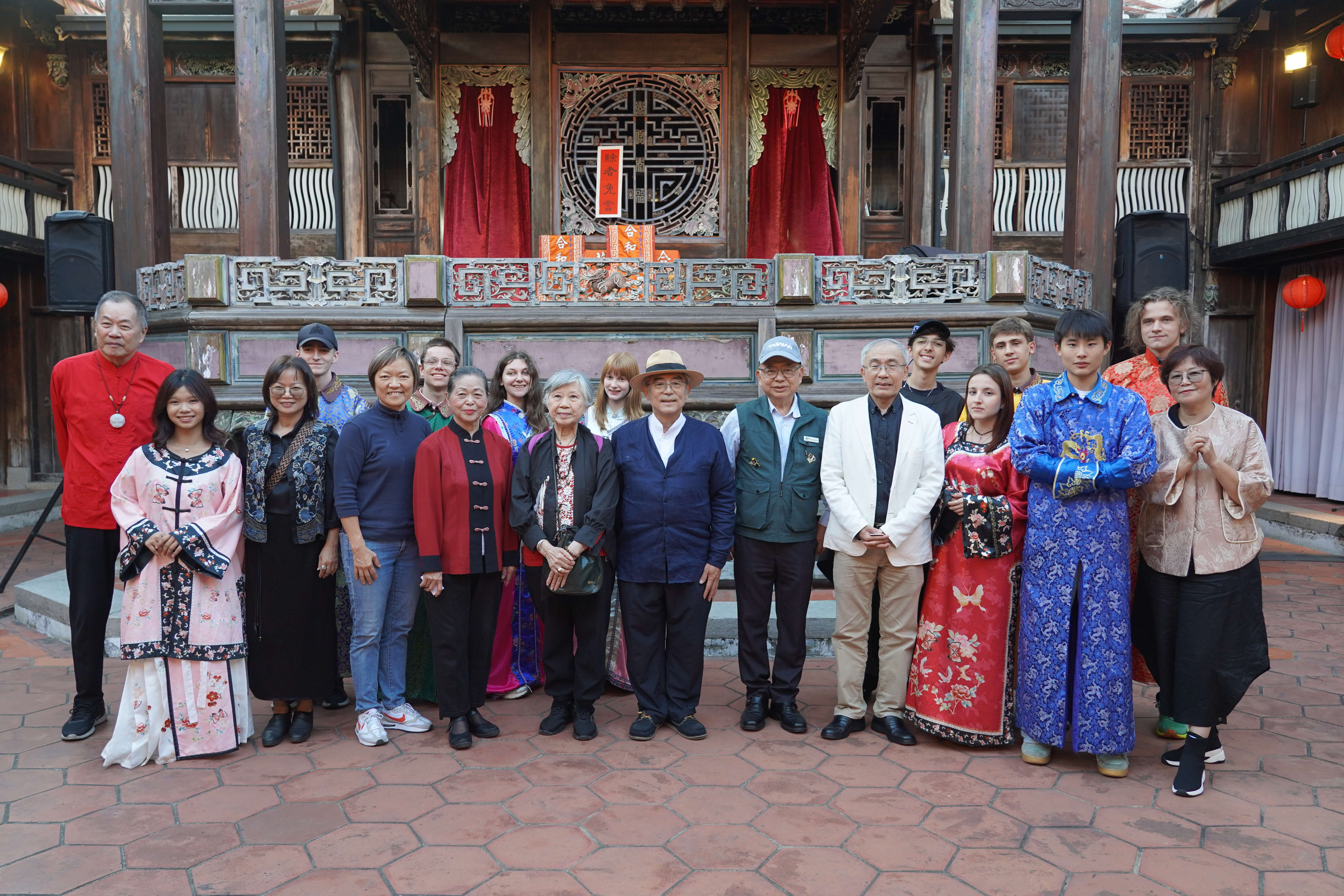 1.國際踩線團與各貴賓於大花廳前合影