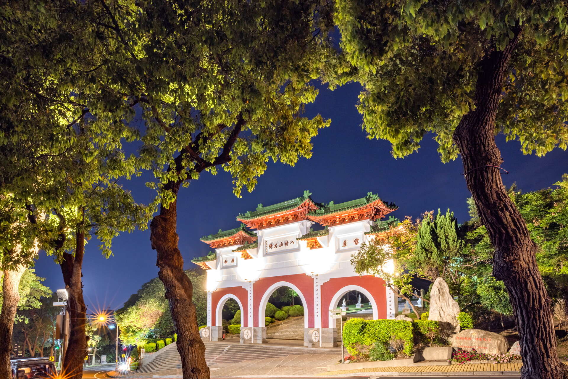 八卦山大佛風景區拱門晚上燈光