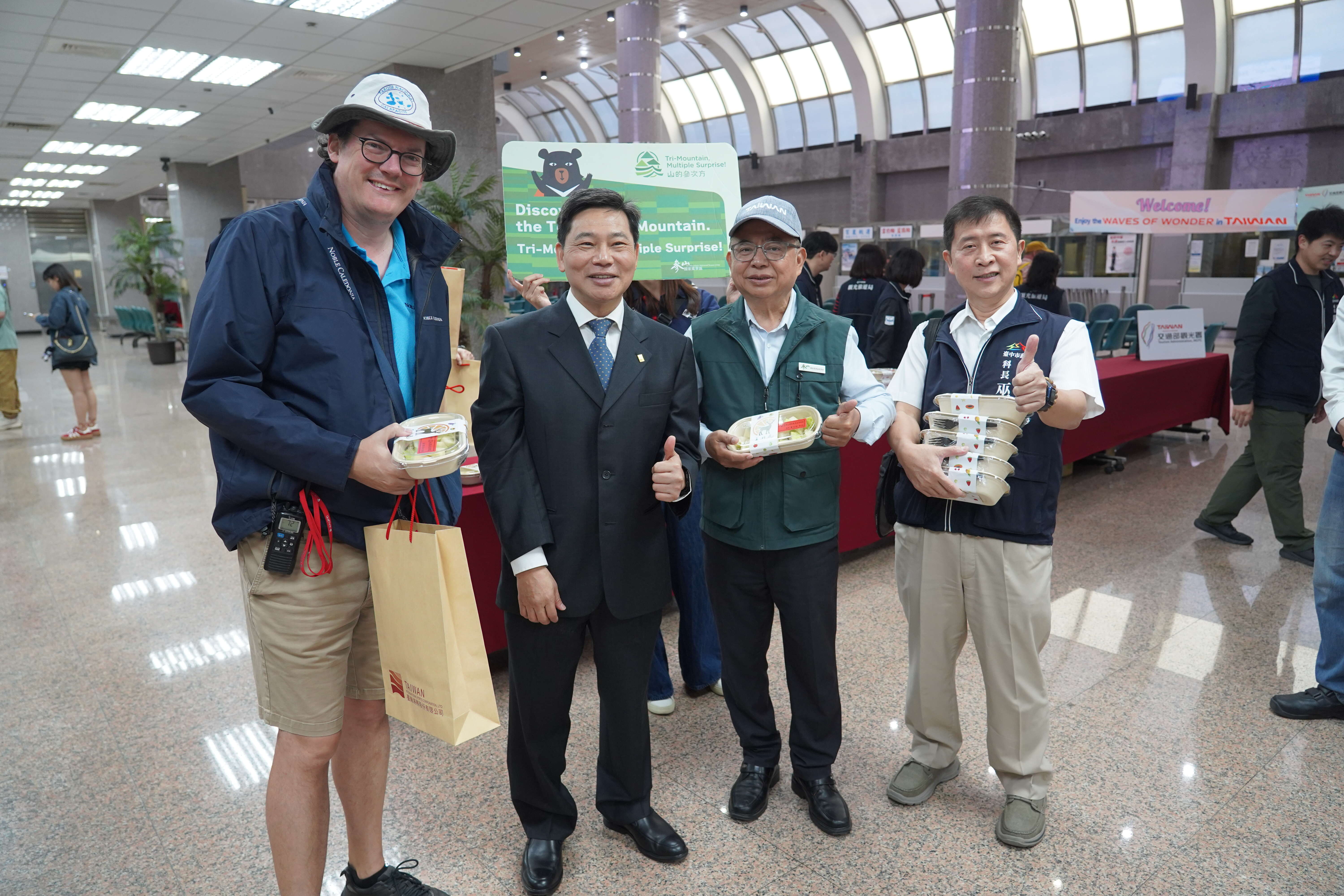 4.旅客品嚐在地水果與伴手禮,對臺灣熱情與風味留下深刻印象