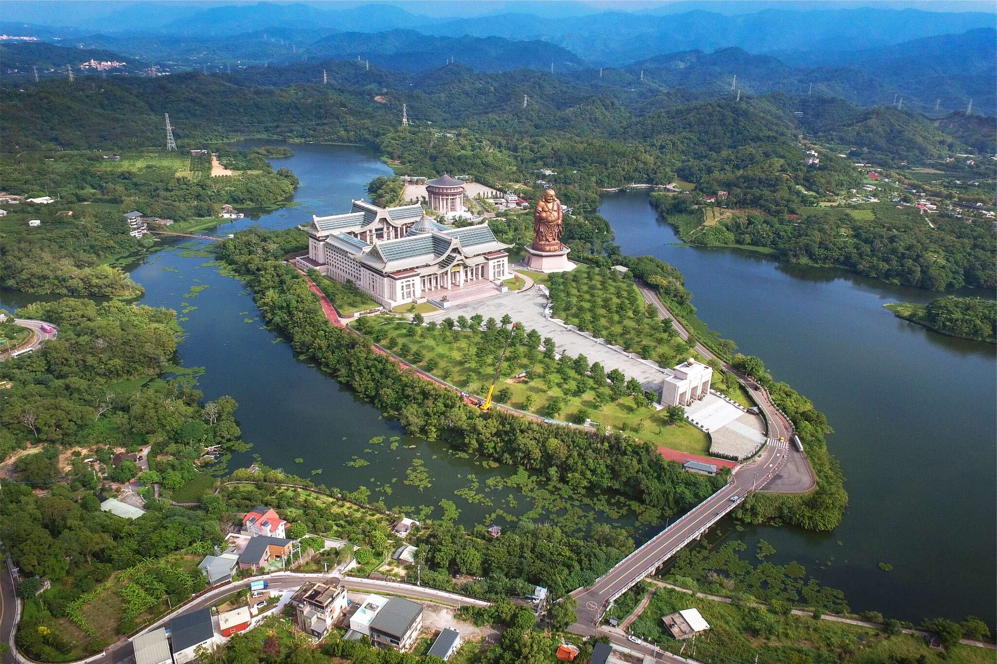 2.民眾騎行峨眉湖環湖路線，感受湖光山色的慢旅風景