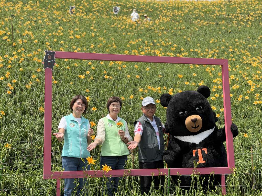 5.立法委員黃秀芳、陳素月、參山處長曹忠猷及喔熊組長一同推廣金針花海