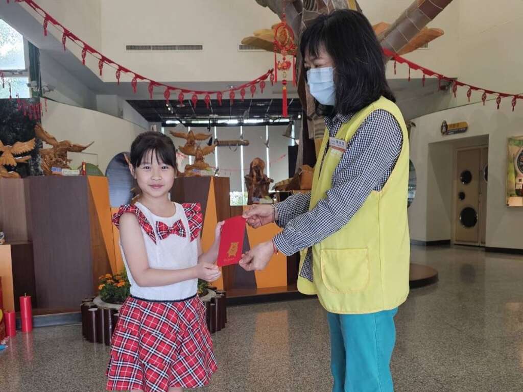 過年走春到參山頒發紅包