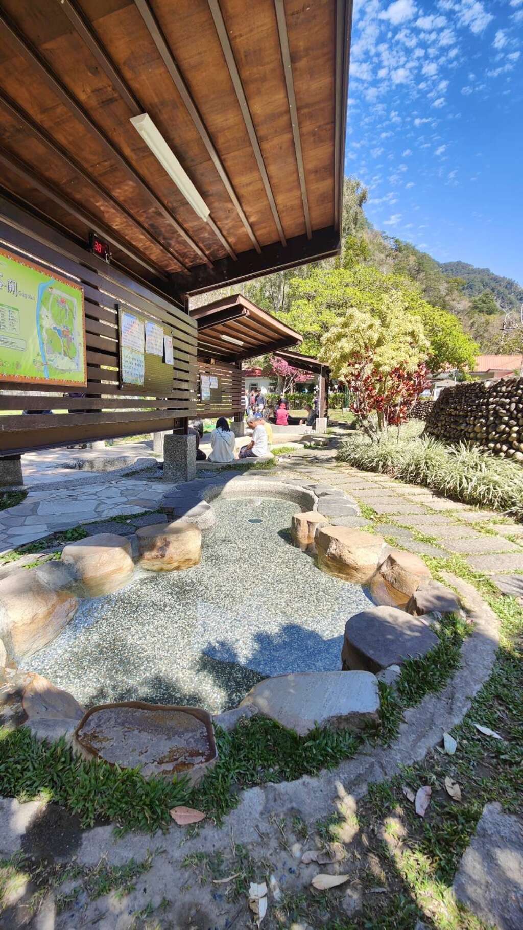 谷關泡腳池陰涼處