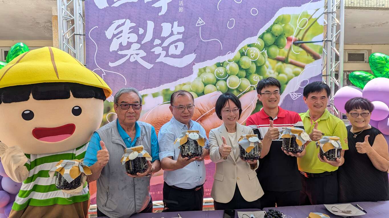 與會來賓進行小旅行釀酒行程體驗