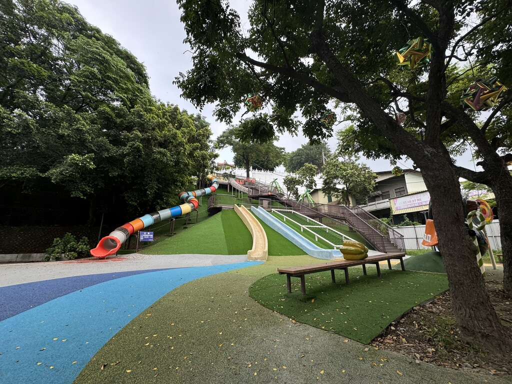 百果山喔熊遊憩區溜滑梯