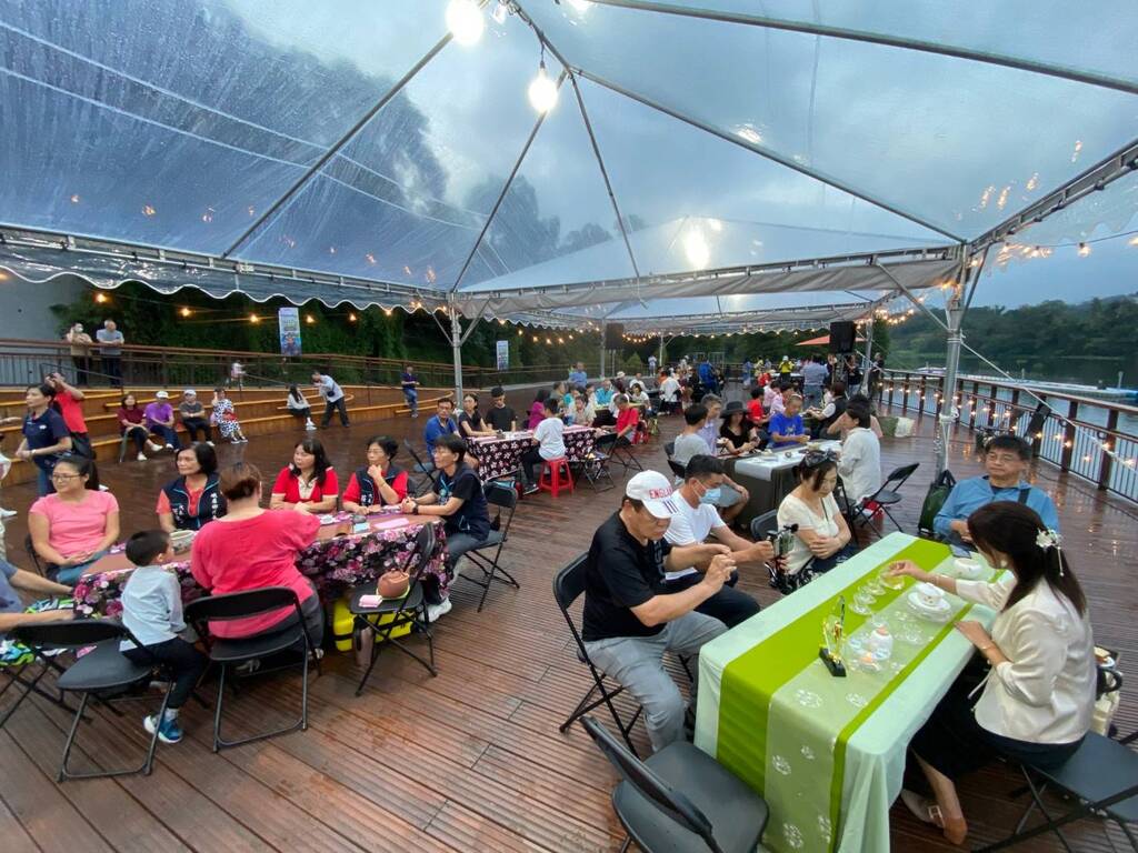 峨眉湖畔茶席餐桌