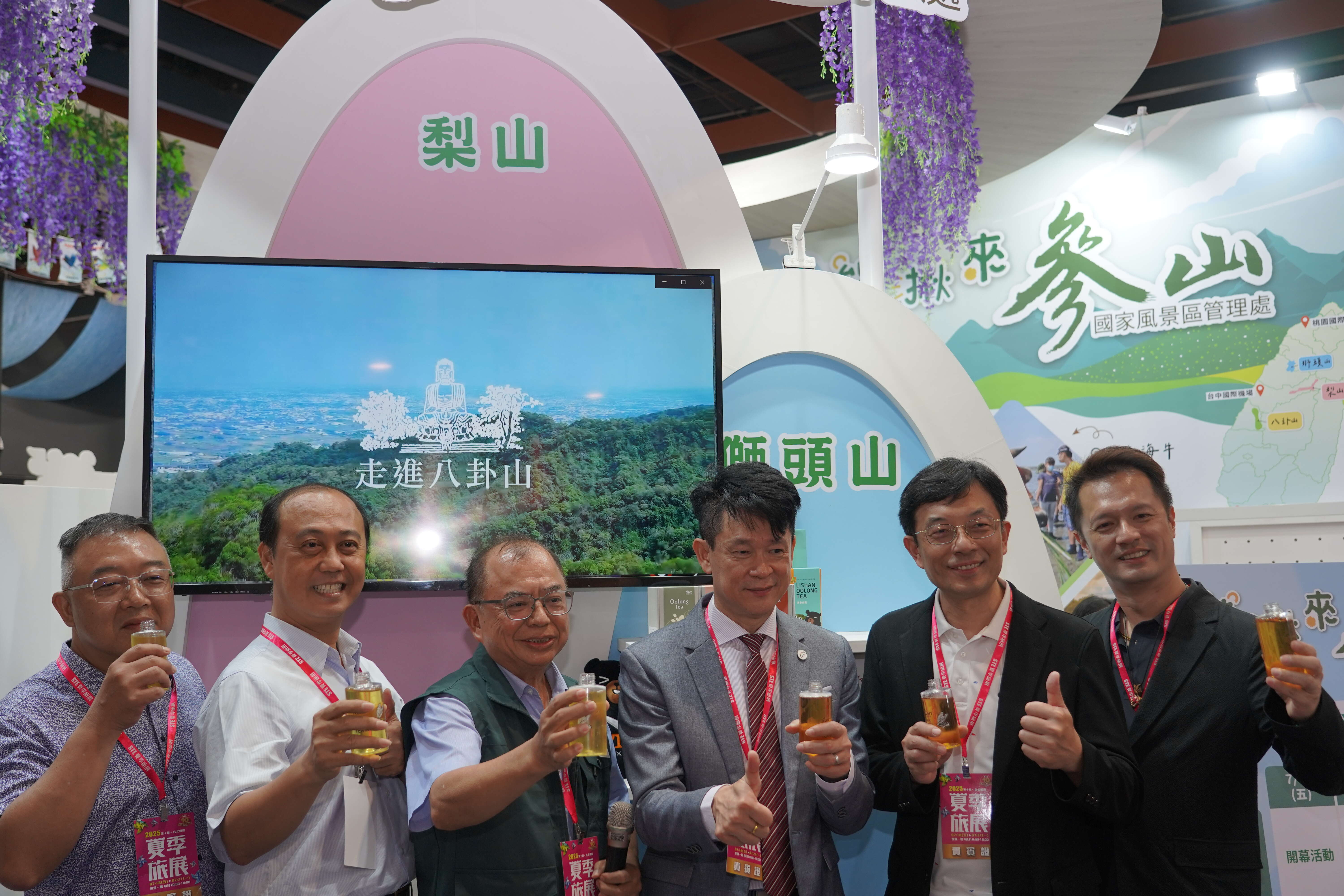 左起竹竹苗觀光圈總召江百松、臺中市政府觀光旅遊局副局長蔡宗昇、觀光署參山風管處