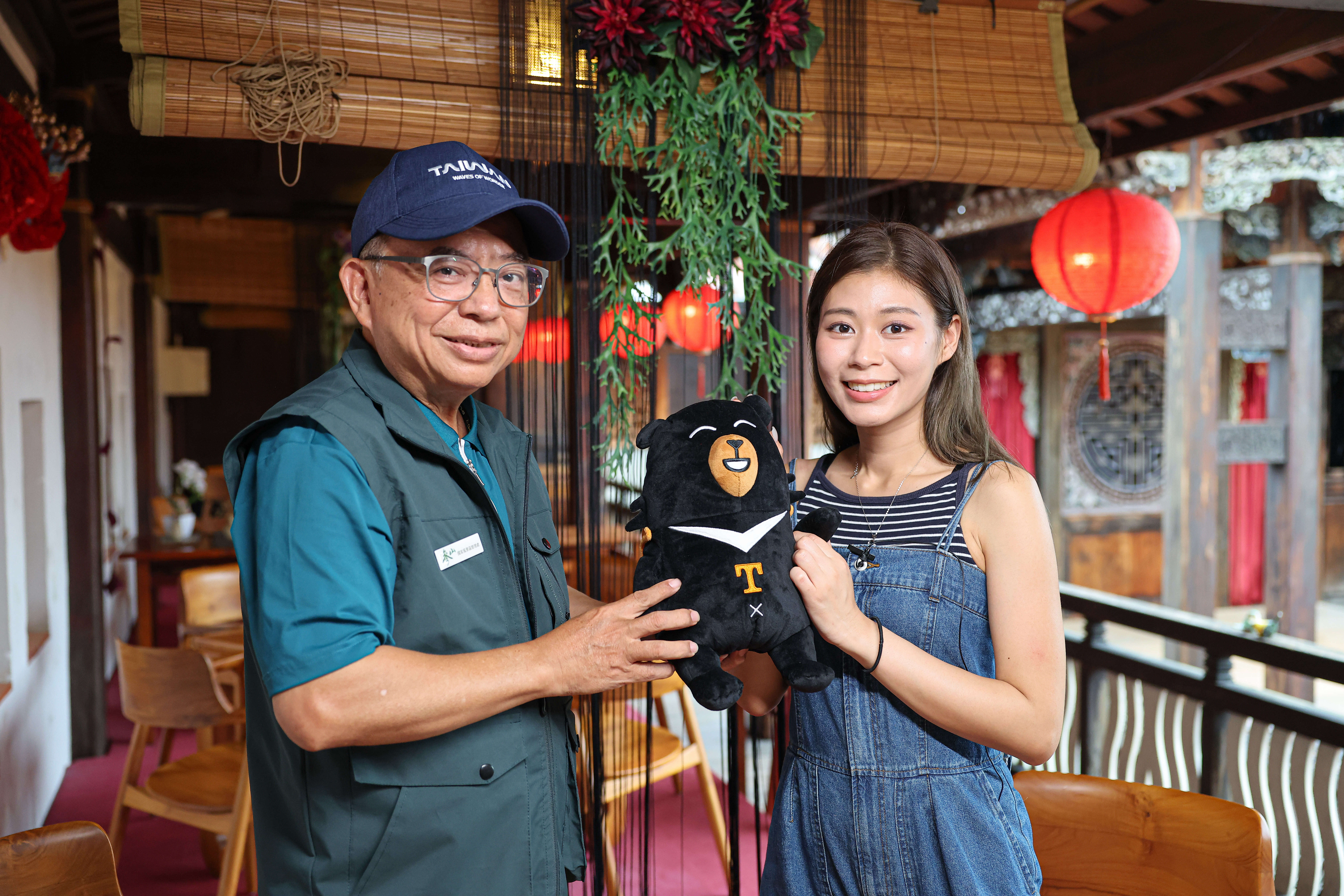 參山處長曹忠猷致贈台灣觀光代言人喔熊玩偶給香港KOL米紙團隊的Ruby
