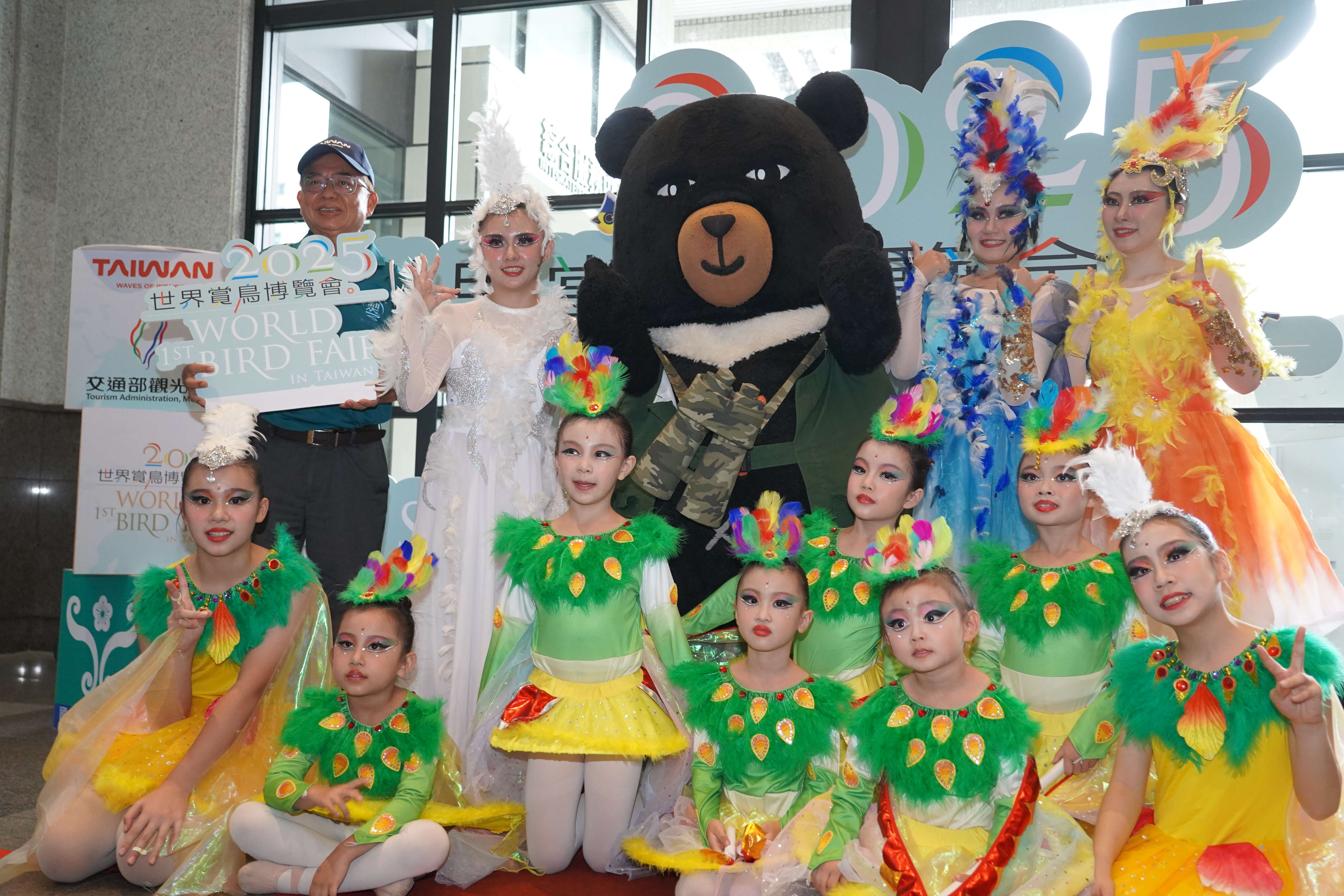 參山處長曹忠猷與觀光署喔熊組長、臺中「培培動態藝術中心」舞者合影