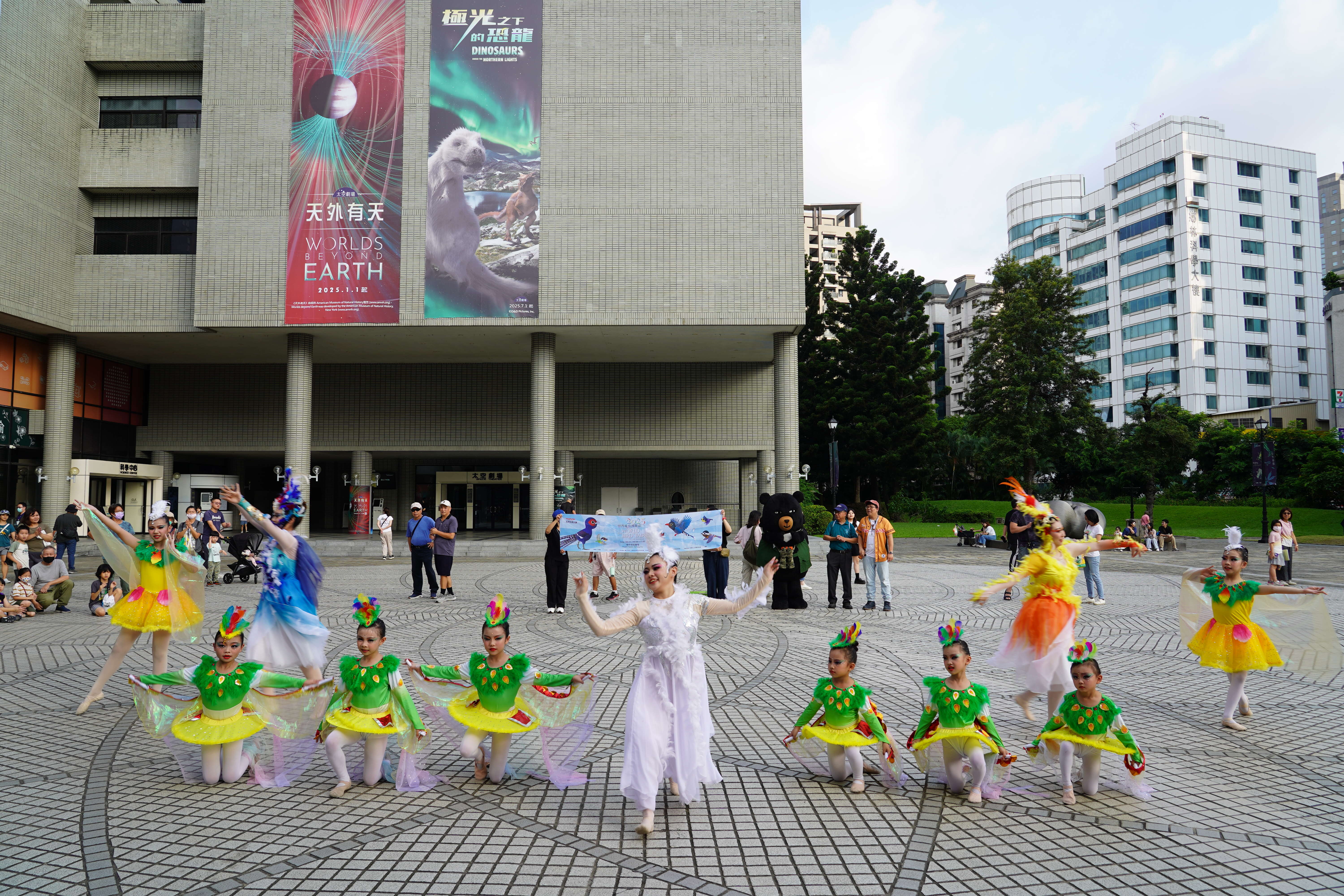 「培培動態藝術中心」舞者於科博館廣場快閃宣傳鳥博